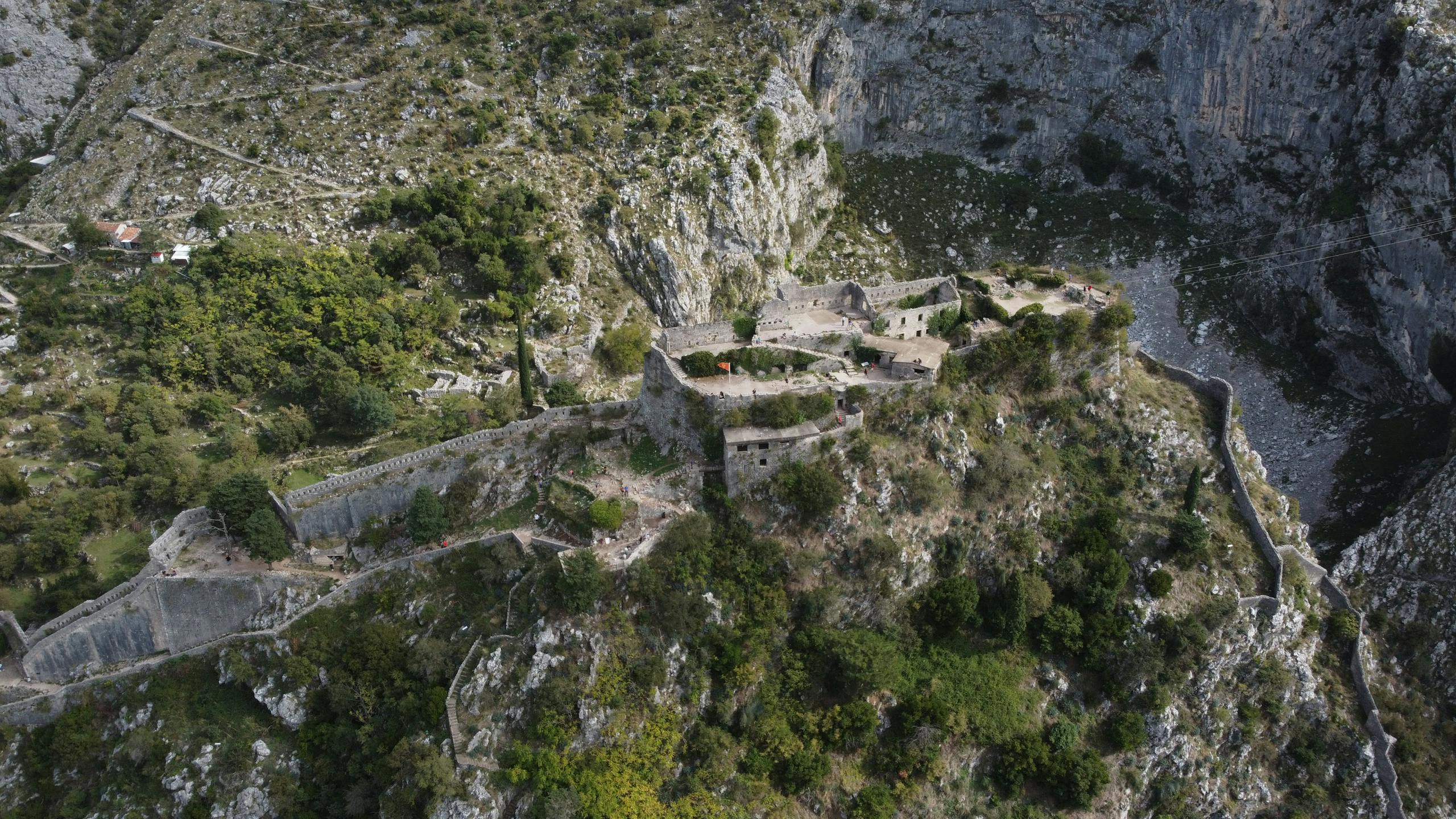 Uitly com Stunning view of ancient fortification in Kotor, Montenegro from above. Perfect for travel and history themes.