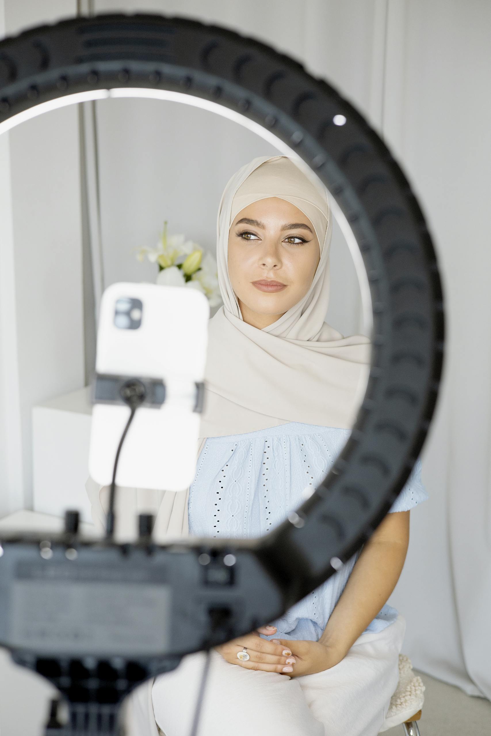 Bastinews.xyz: A Comprehensive Overview of the Digital News Platform, Content Approach, and Media RelevanceYoung Muslim woman vlogging indoors using smartphone and ring light.