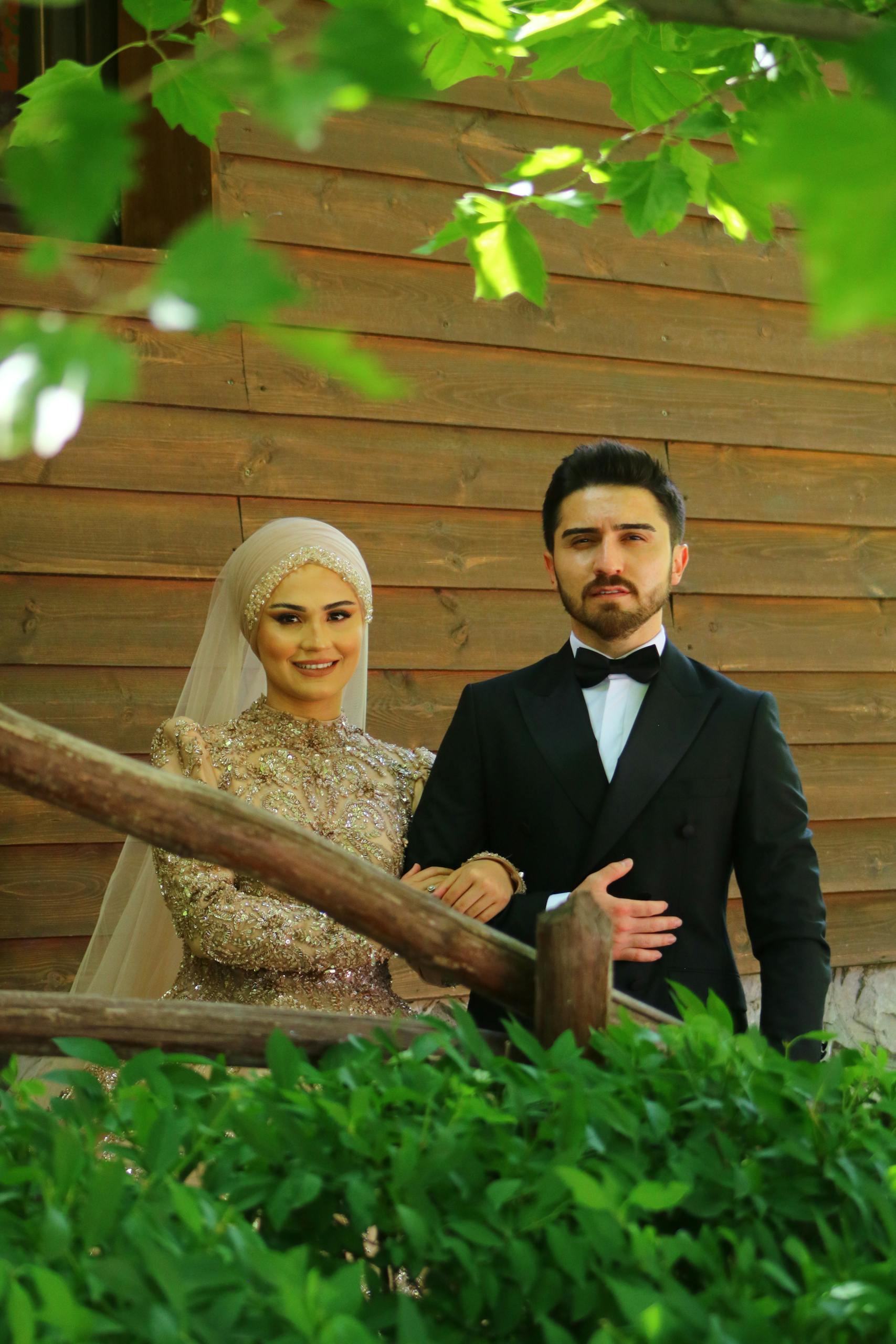veb vatsap com Beautiful wedding photo showcasing a happy couple in traditional attire.